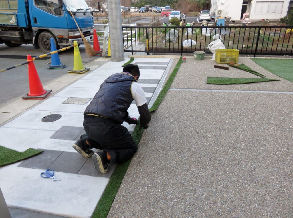 岐阜県土岐市　ピアノ鍵盤を再現した駐車場の目地を人工芝で雑草対策